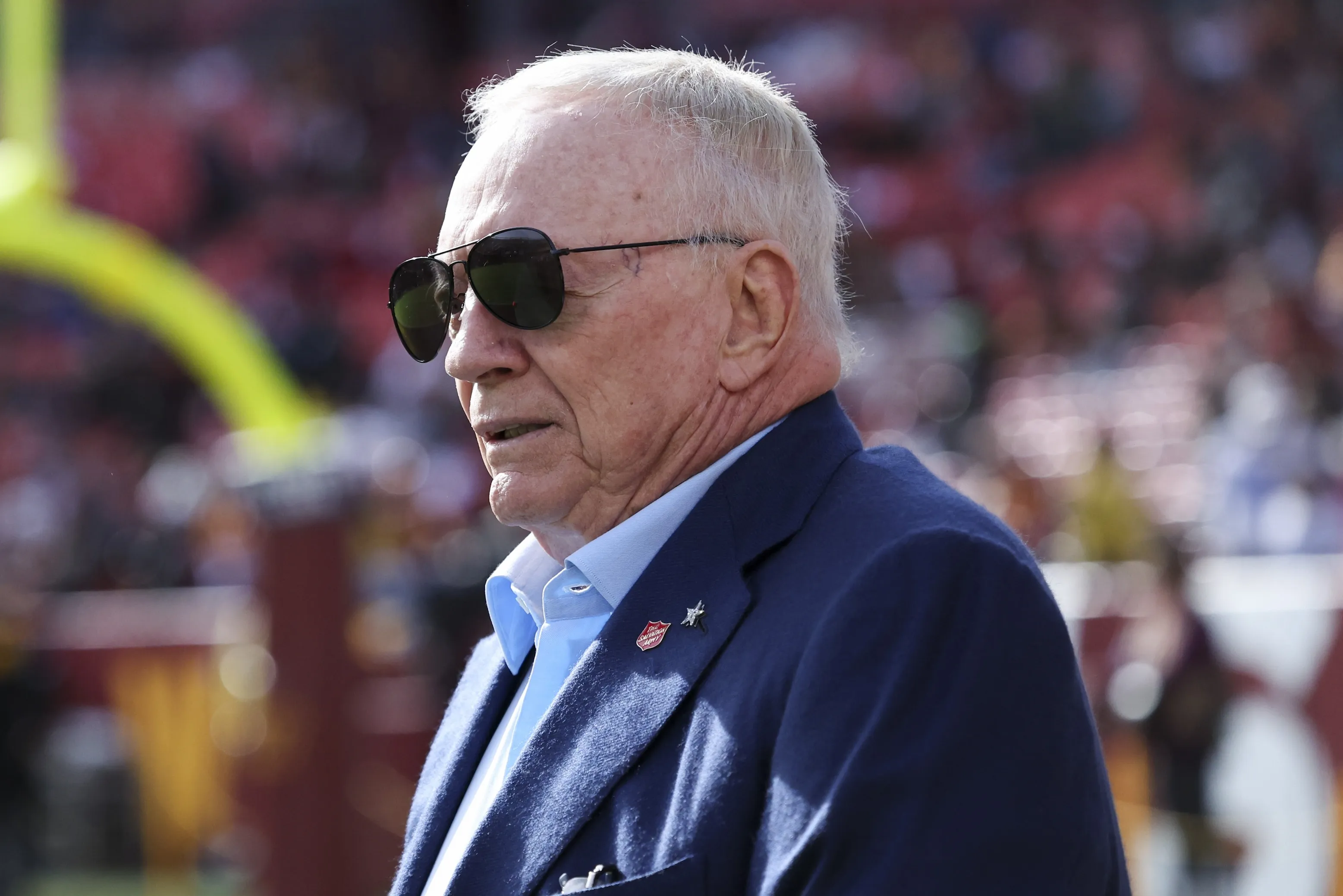 Jerry Jones Bernegosiasi Dengan Dirinya Sendiri, Seperti Biasa