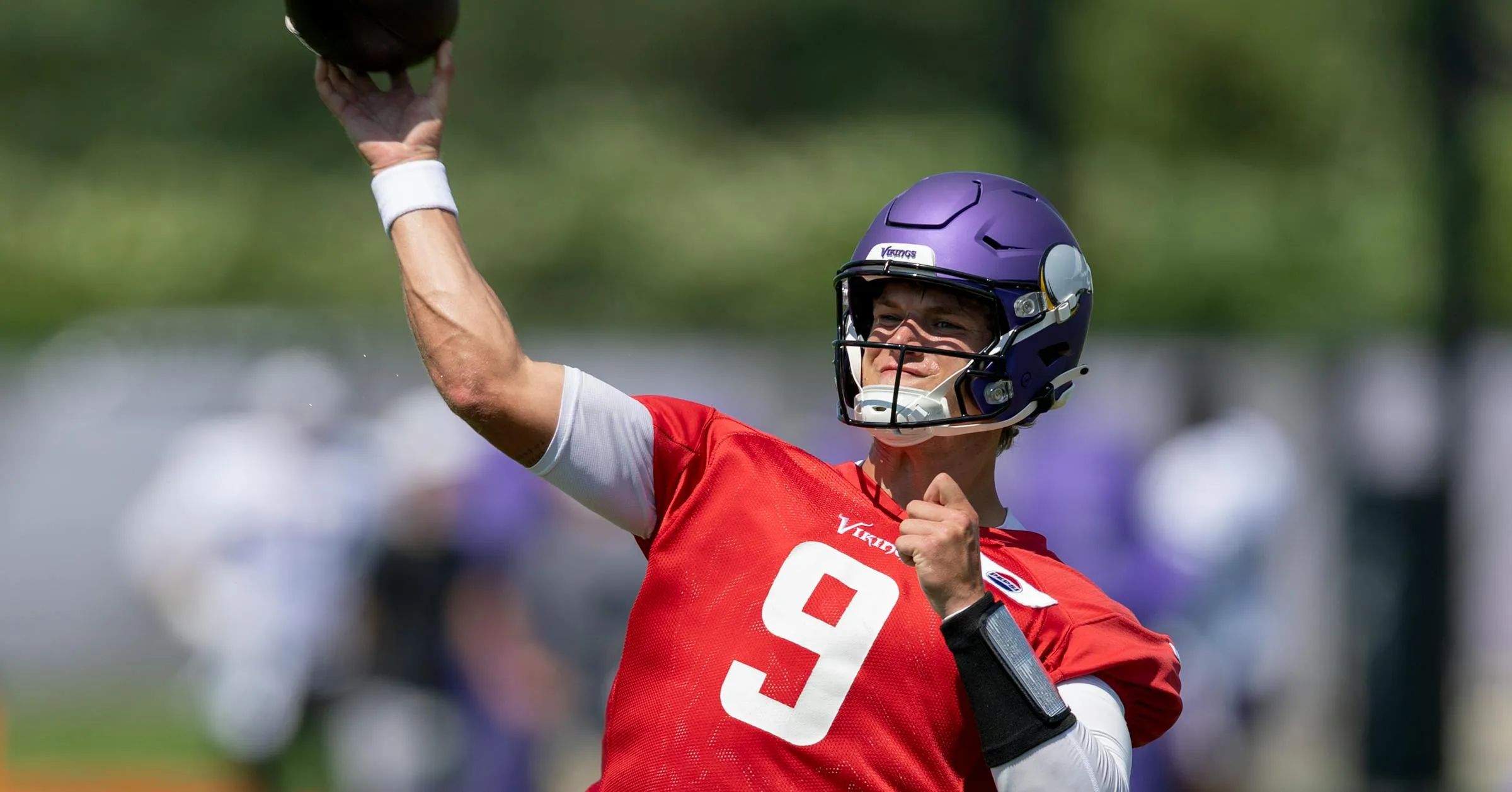 Penggemar Viking Tahan Panas Saksikan J.J. McCarthy di ‘Awal Resmi’ Kamp Pelatihan