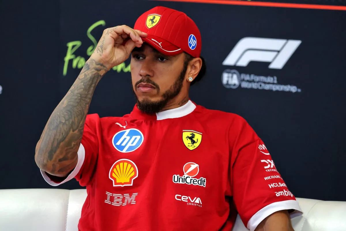 Mengapa Hamilton Mengirim Dokumen ke Ferrari