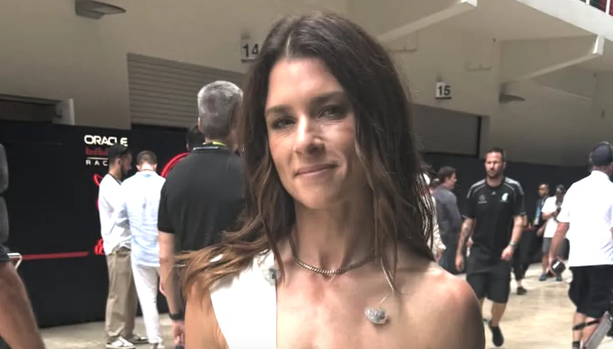 Danica Patrick Curi Perhatian dengan Pakaian Konser 'Liar'
